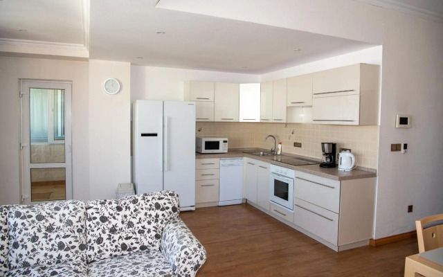 Lovely 2 BR unit with city view