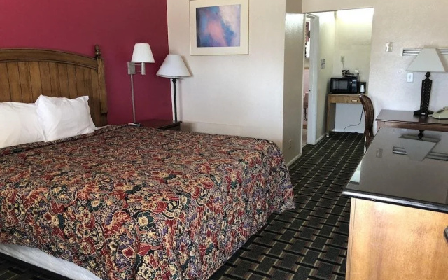 Rodeway Inn & Suites