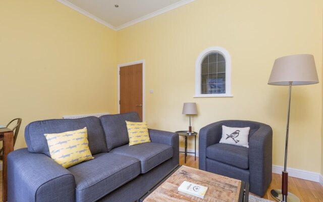 393 Delightful 2 Bedroom Apartment off the Royal Mile With Secure Parking