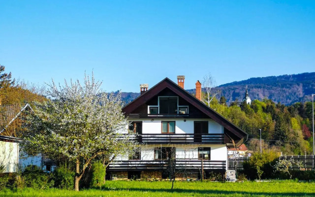 Deerwood-2-Storey Garden Apartment with Castle view Balcony