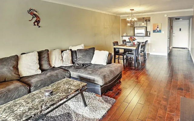 < 1 Mi to Old Town! Couples Haven w/ Pool Access