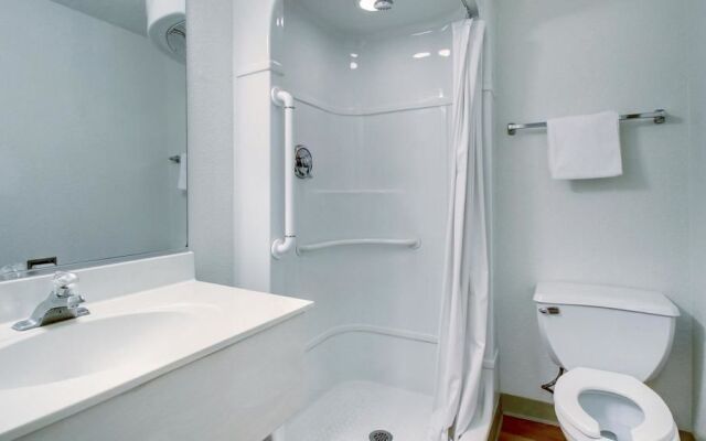 Motel 6 Manhattan Kansas