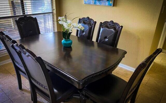 4Bdrm 3.5Bath 8Beds - Pool House