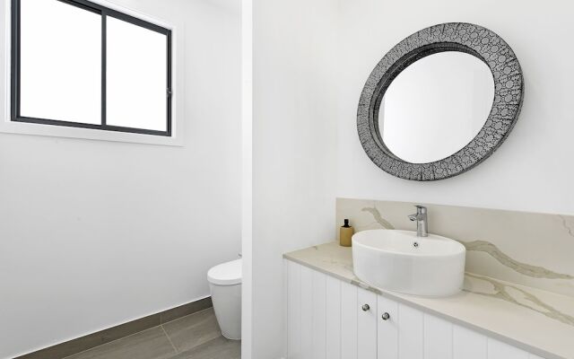 Gold Coast Private Villas - Waterfront Villas