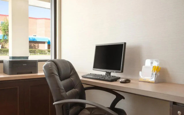 Econo Lodge Causeway Bay