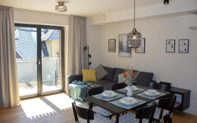 Enjoy Harrachov - Atraktivní slunný klimatizovaný apartmán 14 v centru Harrachova se saunou, parkováním s wallboxem EV, Wifi, herní konzolí, počítačem s win 10, Netflix a jedinečným výhledem na Čertovu horu se skokanskými můstky - Hotel in Harrachov - Photo 2