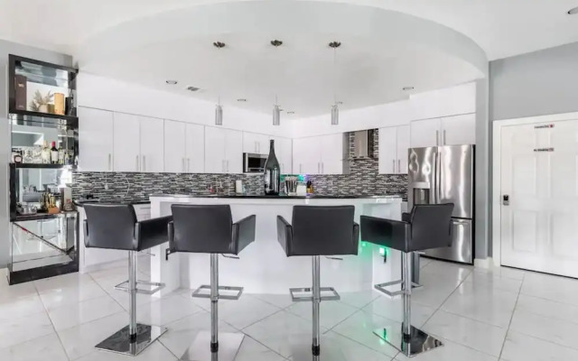 IAH SPHERIC Mini-mansion