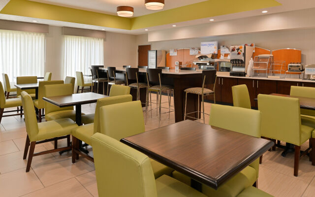 Holiday Inn Express Hotel & Suites Cincinnati-Blue Ash by IHG