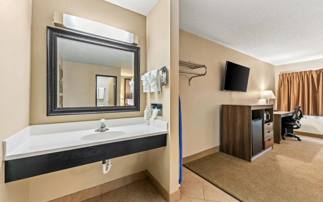 Super 8 by Wyndham Elgin