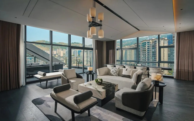 Hualuxe Chongqing Wushan by IHG