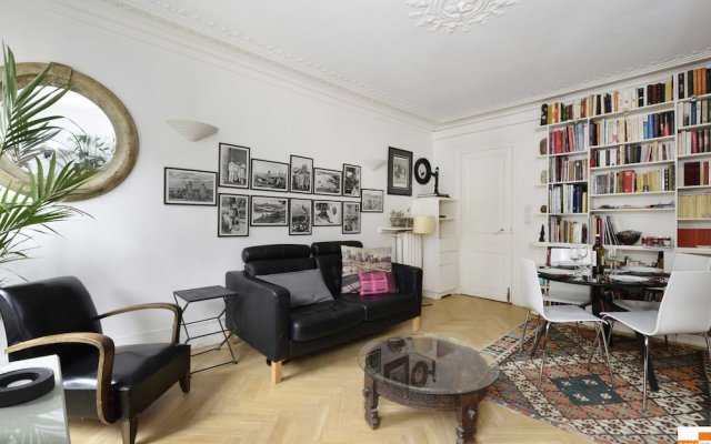 204340 - A two-room apartment with traditional chic style in the Marais