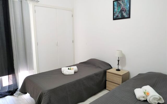 19C Avenida Beira Mar by Casas & Papéis