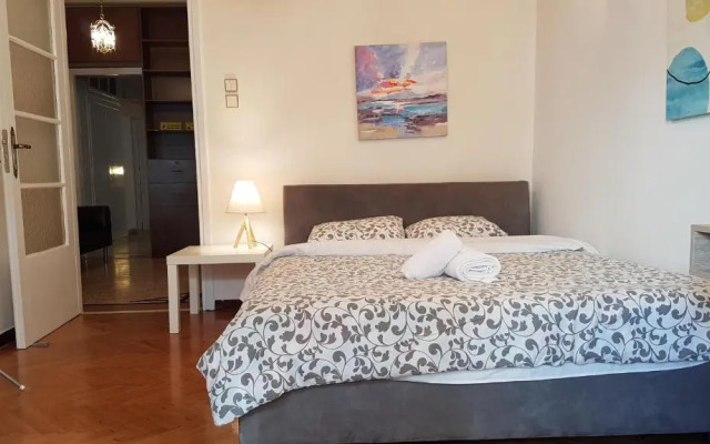 Teal Apartment - Athens Center, 4 BD, 2 BATH