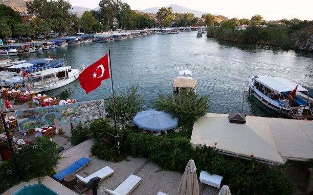 Palmyra Hotel & Sky Lounge