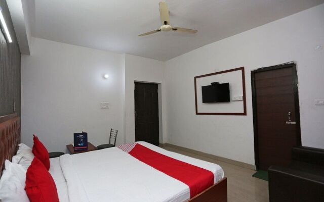 OYO 24694 Hotel Satya Inn