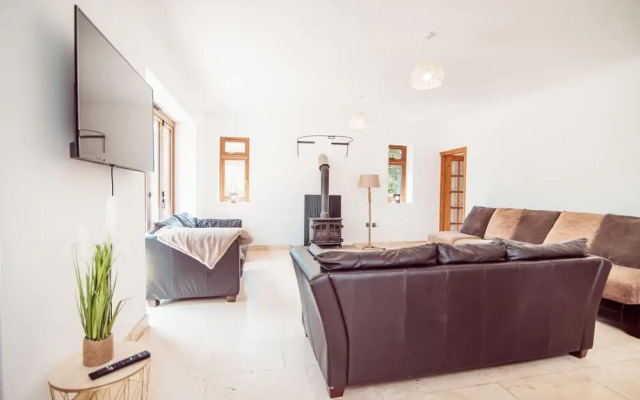 Threeways Retreat With Heated Swimming Pool