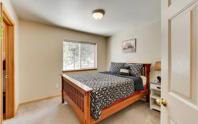 Klamath Falls Townhome w/ Deck & Resort Amenities!
