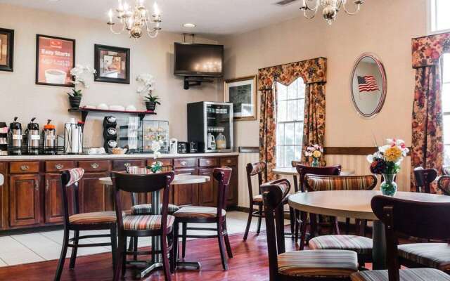 Econo Lodge & Suites