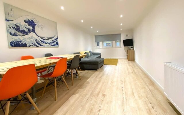 Large Modern 3 Bedroom Apartment - Free Parking