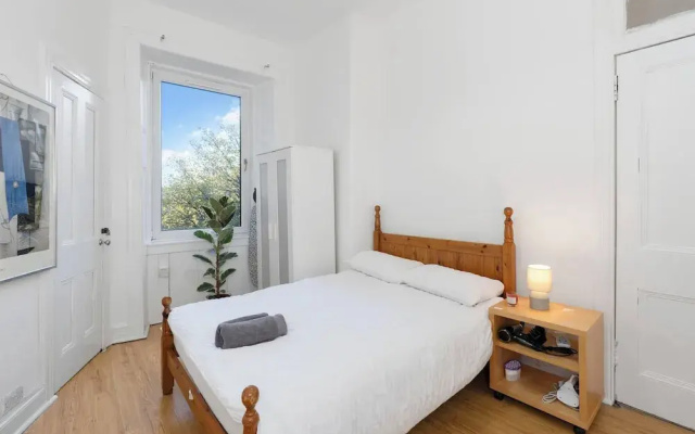Bright 2 Bedroom Flat on Leith Walk