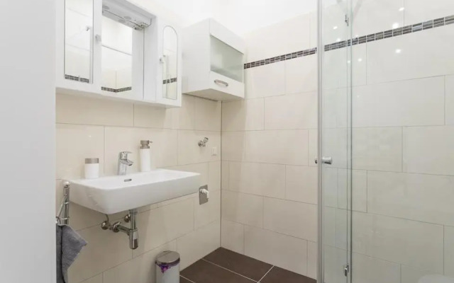 Bright Red Heart Apartment in Leopoldstadt