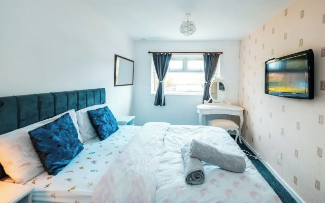 3-bed City Retreat - Sleeps 7, Garden & Parking
