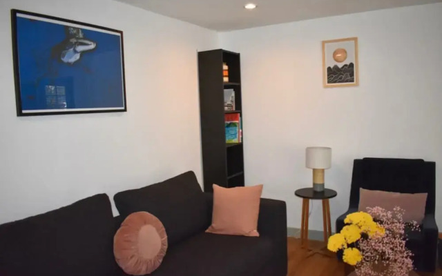 Cosy 2 Bedroom House With Parking