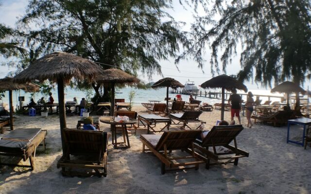 Footprints Beach Hostel  Bungalows