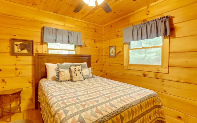 On Fightingtown Creek: Forested Mccaysville Cabin!