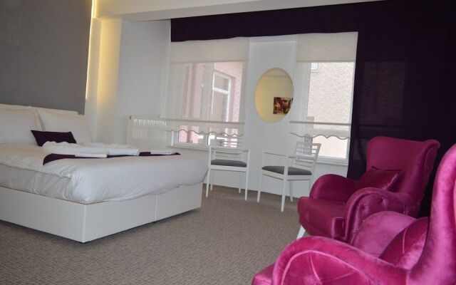 White Suite & Apartments