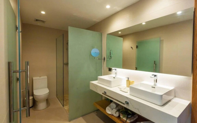 Modern and Spacious Condo Steps From the Beach