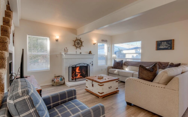 Ocean Views and Game Room - Cozy Family Retreat