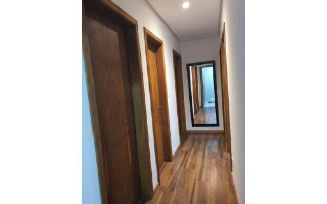 4 quartos, 4 banheiros, 150m da Rua Coberta