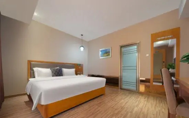 Super 8 by Wyndham Zhangjiajie Railway Station Square
