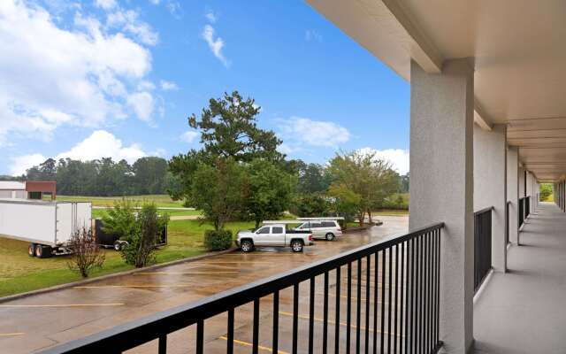 Super 8 by Wyndham Brookhaven