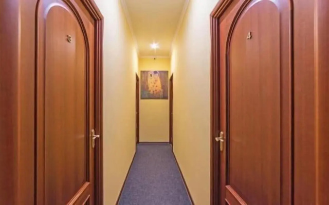 Anichkov Bridge Living Quarters