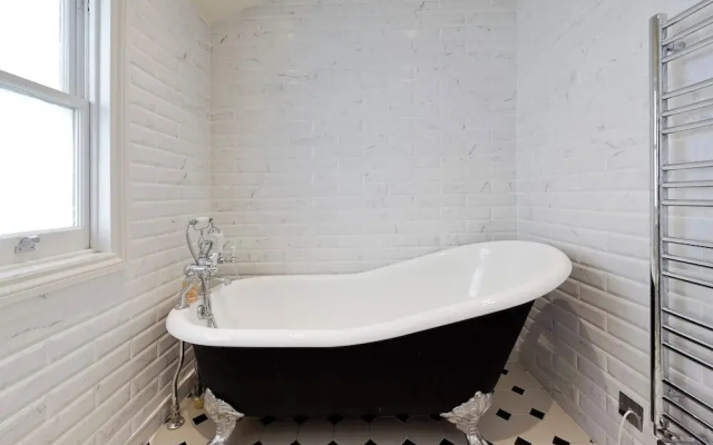 Central London 4BR Queens Park Family Home With Garden