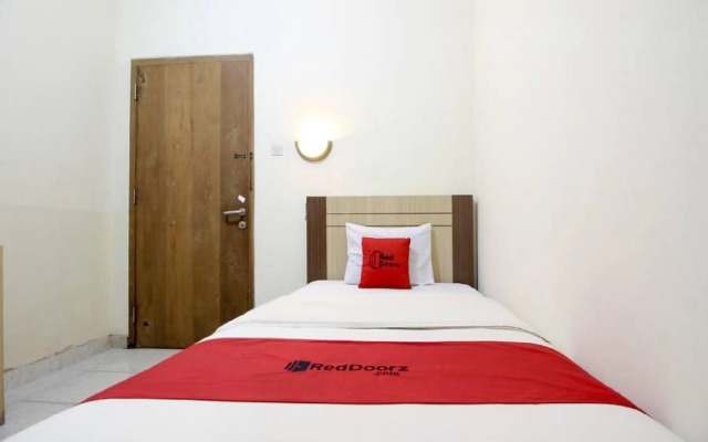 RedDoorz Plus near Stadion Mandala Krida