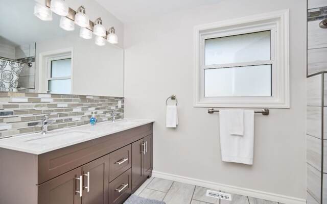 Niagara Vineyard Contemporary