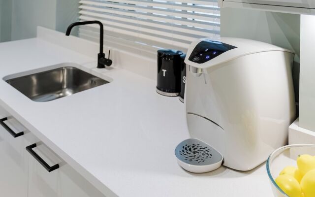 Luxury Oasis in South Kensington WITH AC