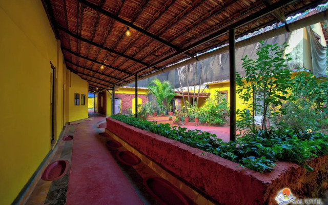 Salotel- near Mae De Deus Church