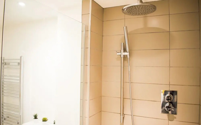 Bright And Modern 2 Bedroom Flat