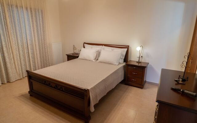 Paul's American Mansion- Volos suburb