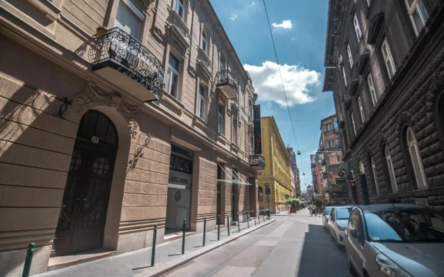 Opera Apartment with Garage, 2BR & 2BTH, AC