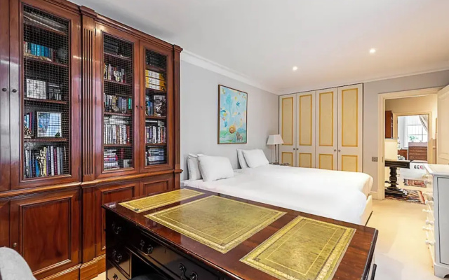 Elegant Two-bedroom Flat in Evelyn Gardens