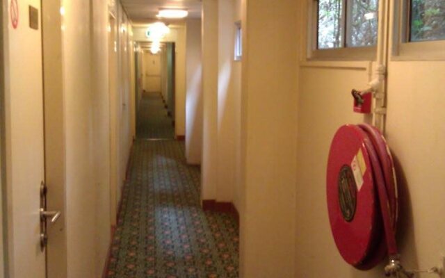 Hostel Bargain Toko