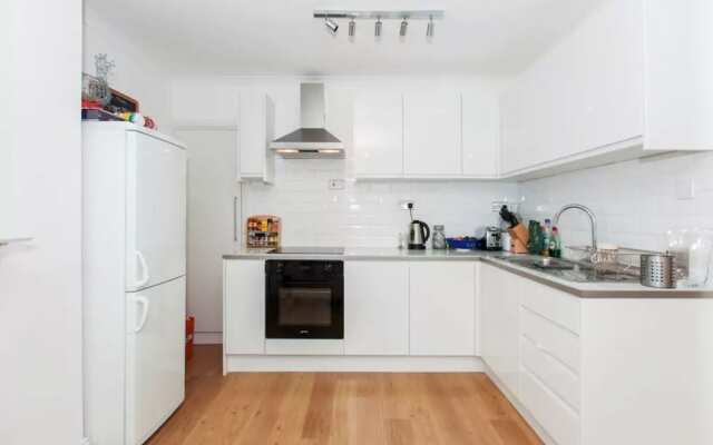 Spacious 2 Bed Flat by Hyde Park