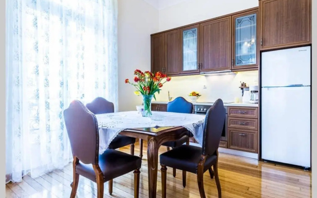 Neoclassical apartment with 3 bedrooms in Piraeus
