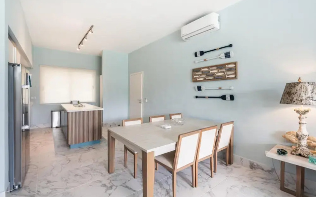 Two-bedroom apt With Pool View bbq in Lake View
