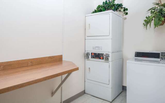 Super 8 by Wyndham Lincoln West